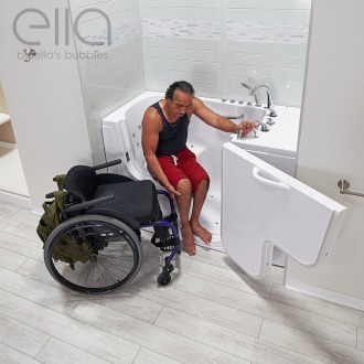 Transfert double massage modèle shot droit au milieu de la porte ouverte Obtenir dans le fauteuil roulant de baignoire